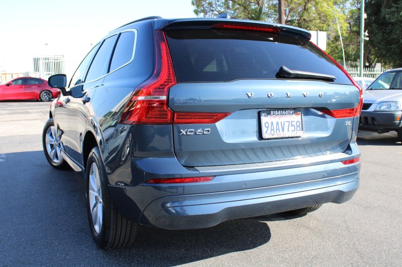 Used 2022 Volvo XC60 B5 Momentum image 3