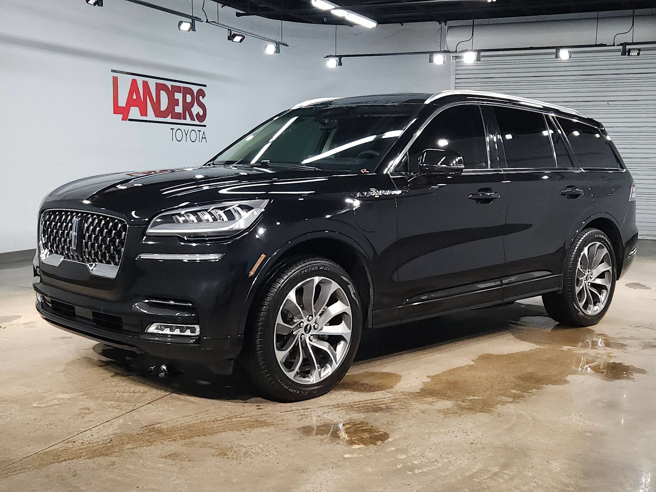Used 2022 Lincoln Aviator Grand Touring w/ Elements Package Plus AWD/4WD image 3