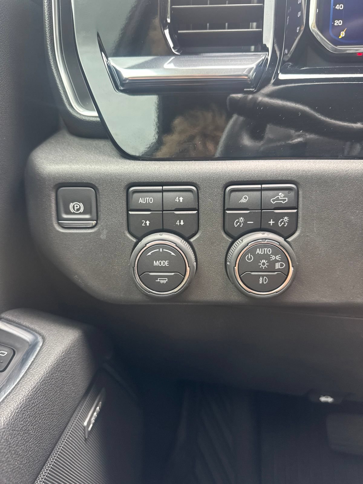 Used 2025 Chevrolet Silverado 1500 LT Trail Boss w/ LT Trail Boss Premium Package AWD/4WD image 24