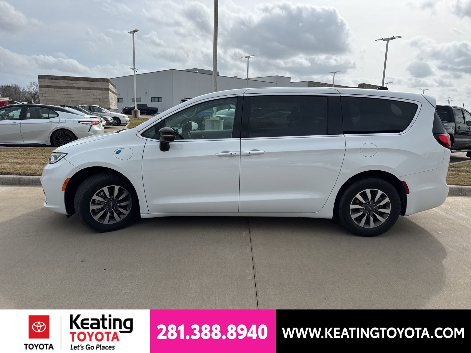 Used 2024 Chrysler Pacifica Limited FWD image 4