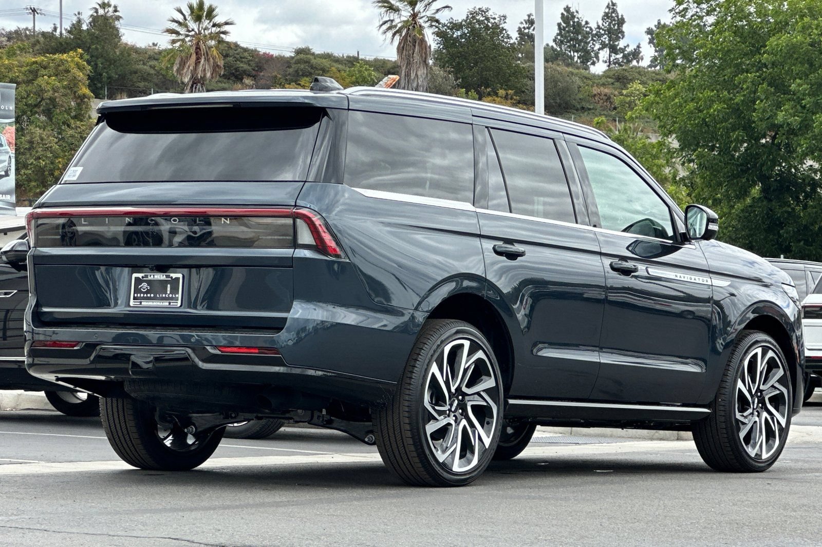 New 2026 Lincoln Navigator Reserve AWD/4WD image 3