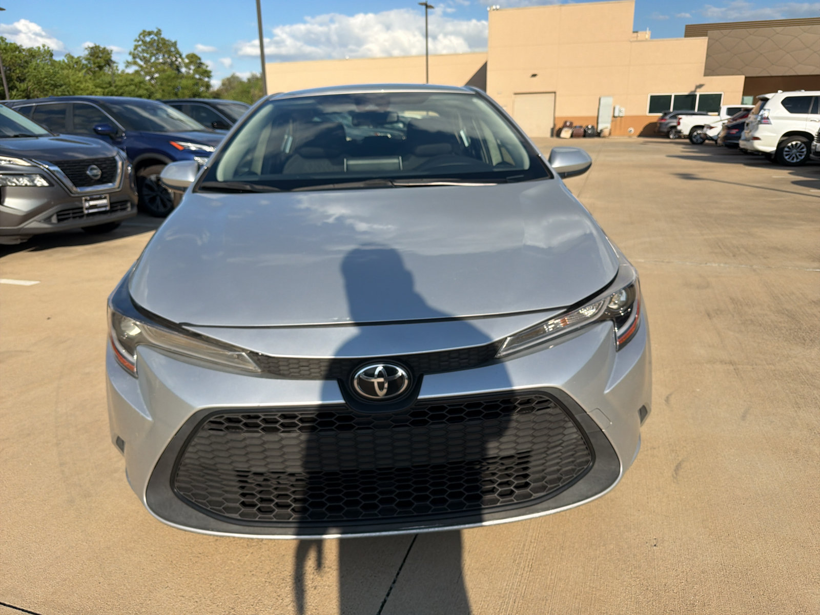 Used 2020 Toyota Corolla LE FWD image 2