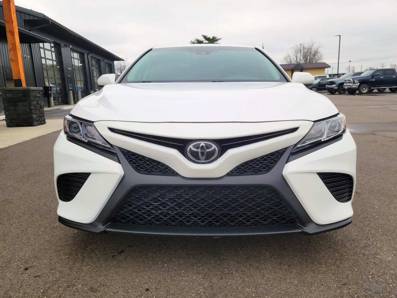 Used 2018 Toyota Camry SE image 2