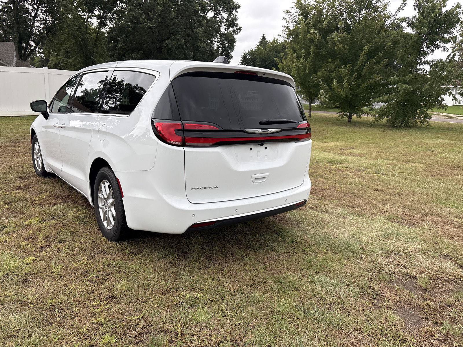 Used 2026 Chrysler Pacifica Select FWD image 7