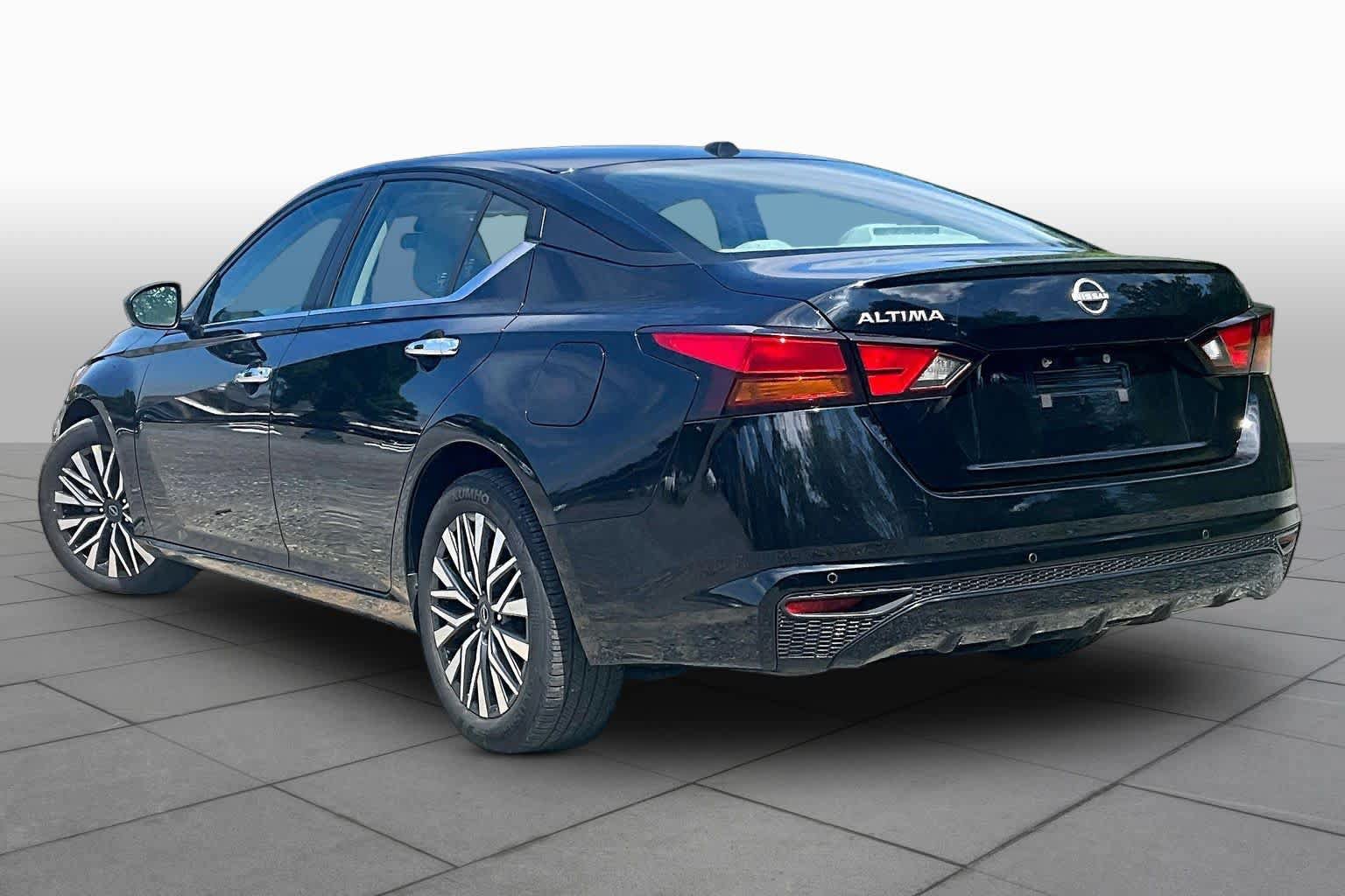 Used 2025 Nissan Altima 2.5 SV FWD image 12
