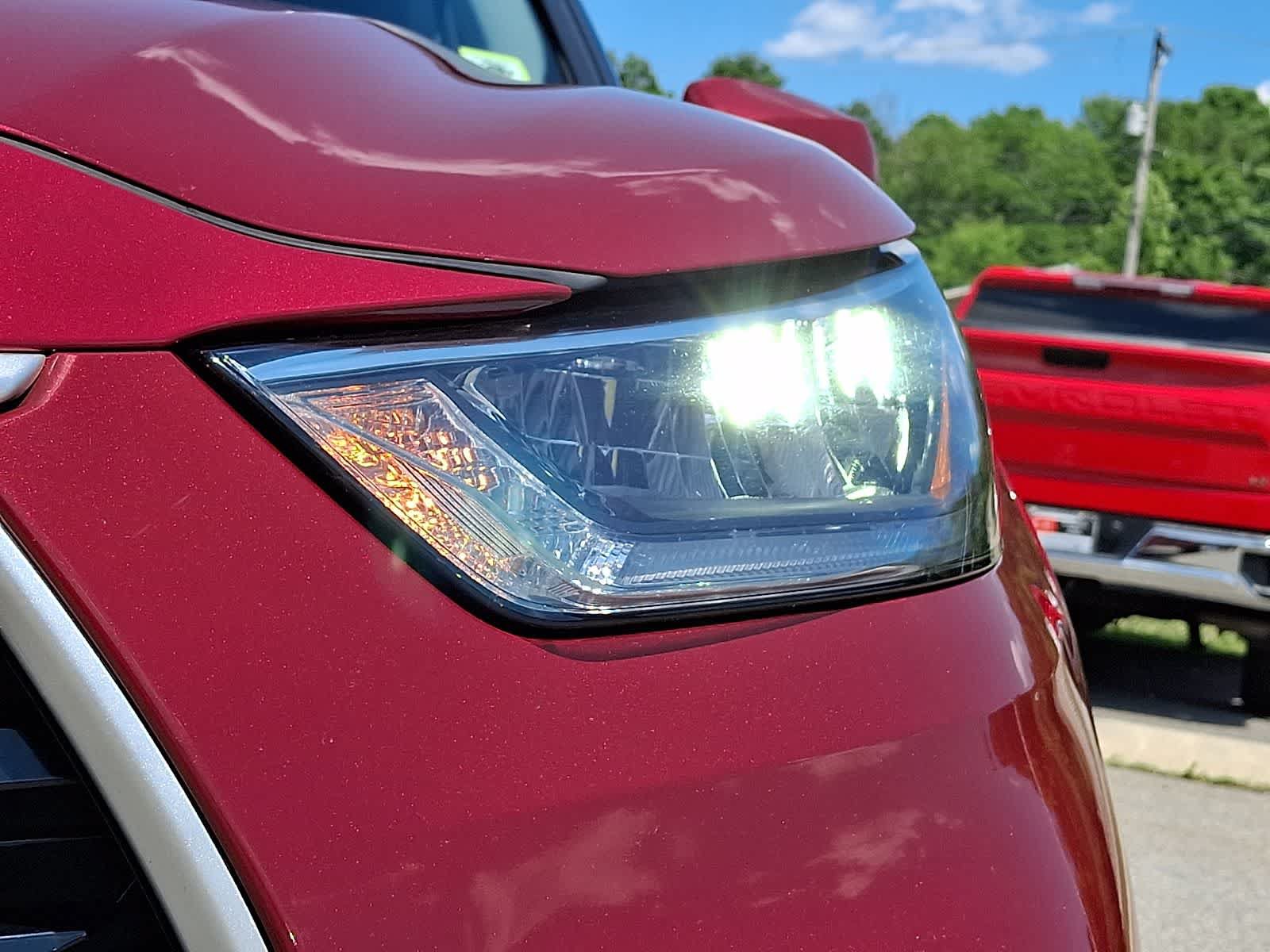 Used 2020 Toyota Highlander LE AWD/4WD image 11