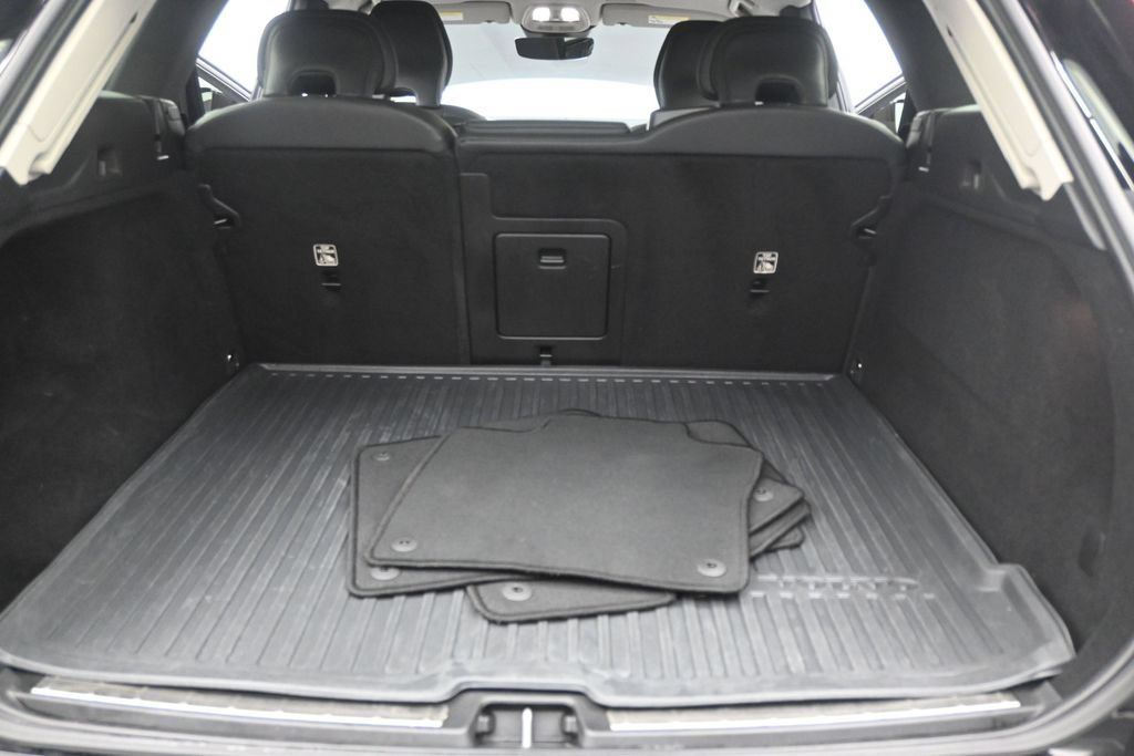 Certified 2024 Volvo XC60 B5 Plus w/ Protection Package Premier AWD/4WD image 18