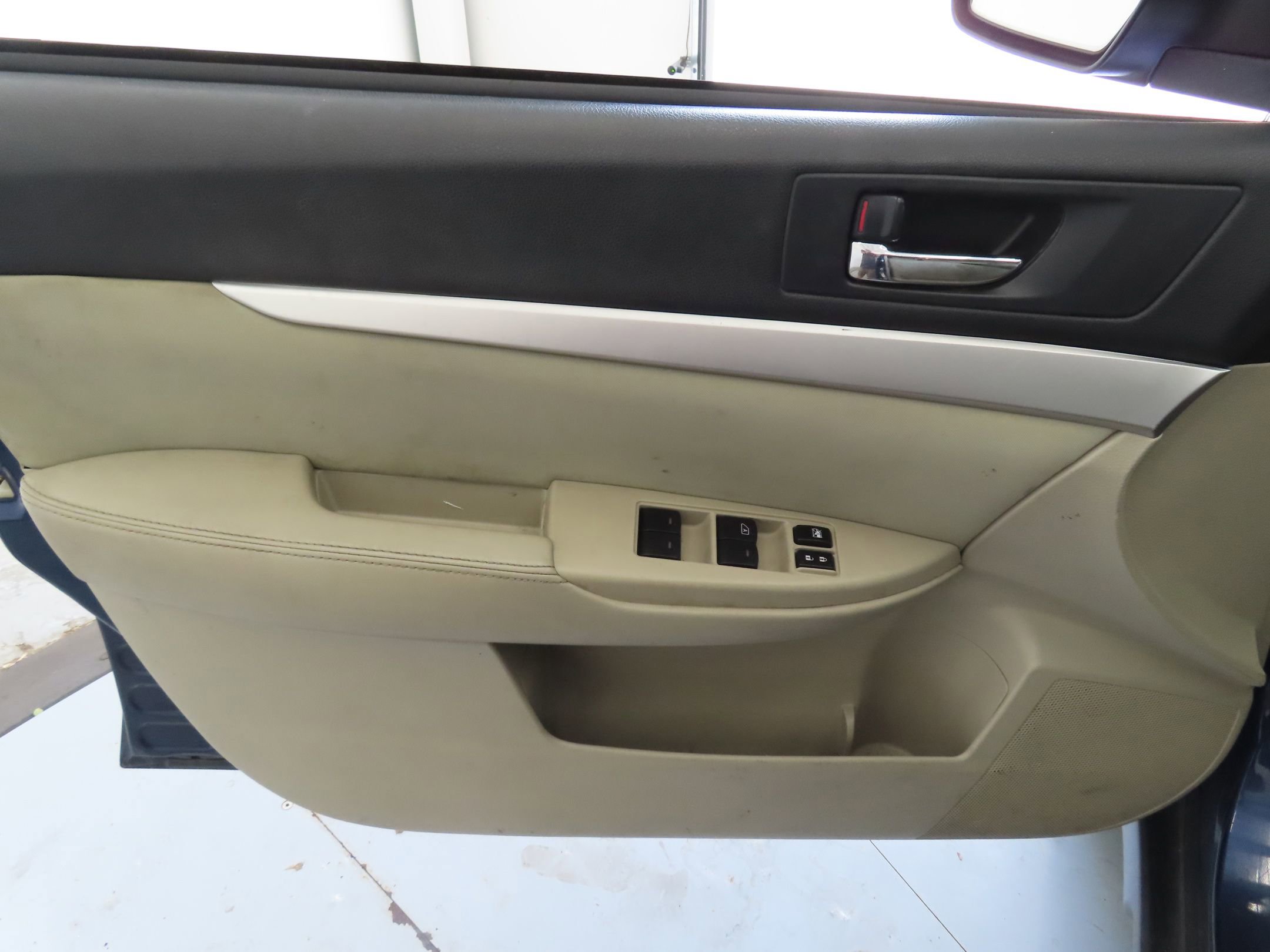 Used 2011 Subaru Outback 2.5i Premium AWD/4WD image 9