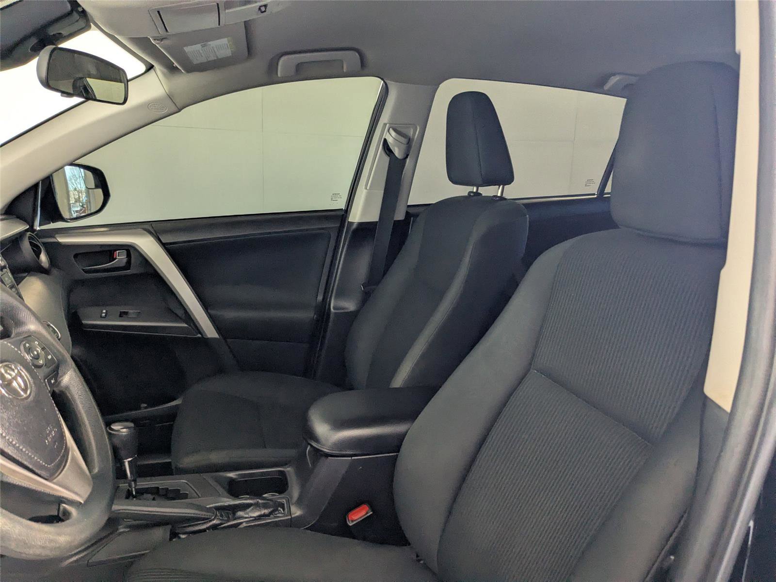 Used 2018 Toyota RAV4 LE image 6