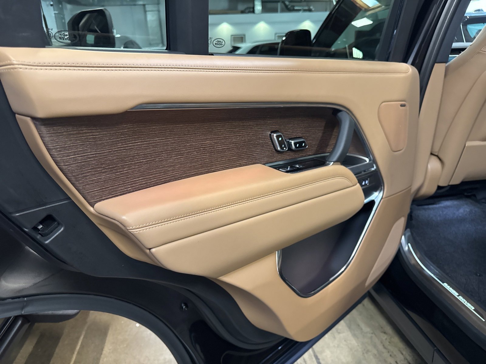 Used 2025 Land Rover Range Rover Long Wheelbase SE image 15