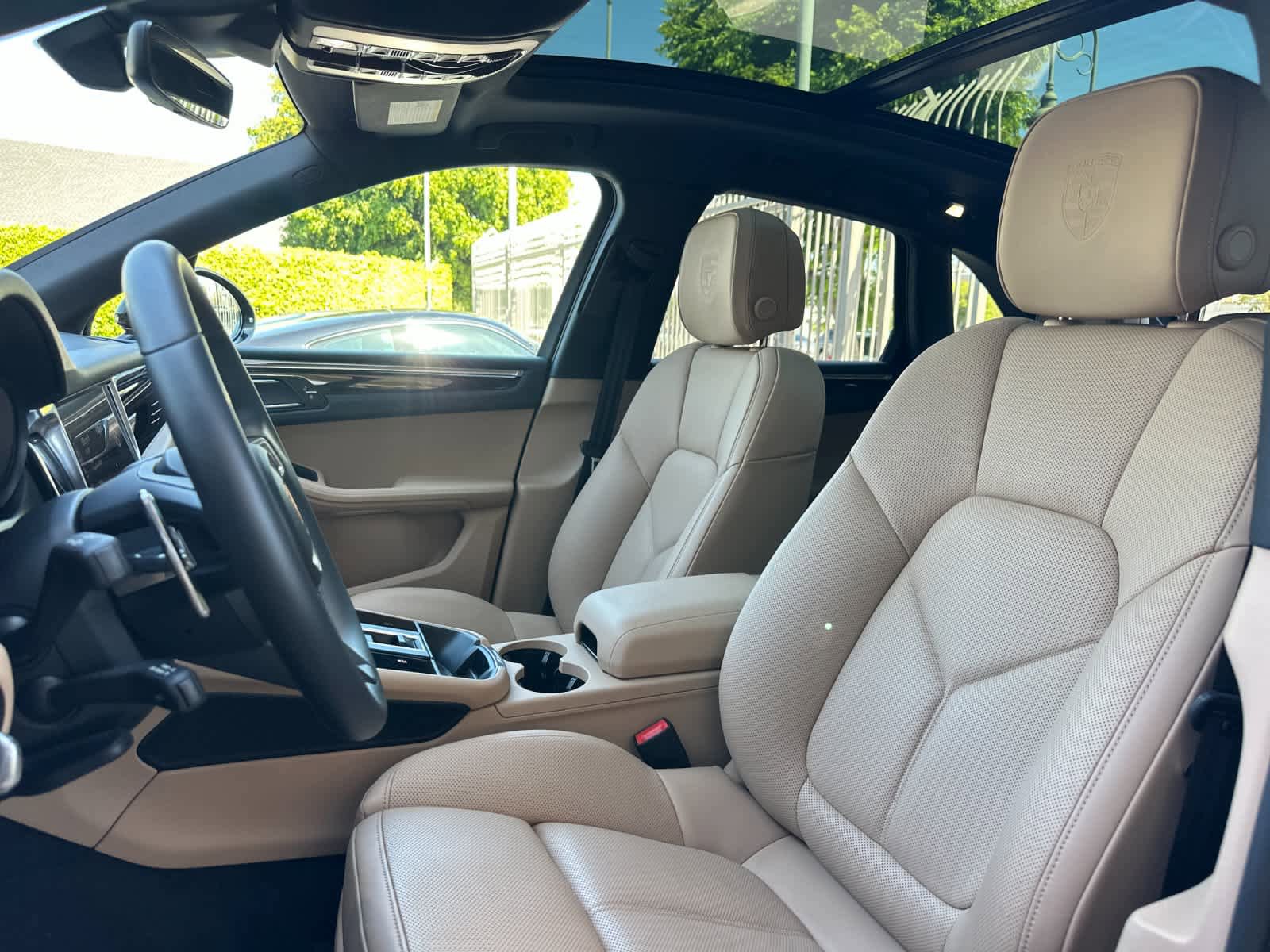 Certified 2025 Porsche Macan AWD/4WD image 5