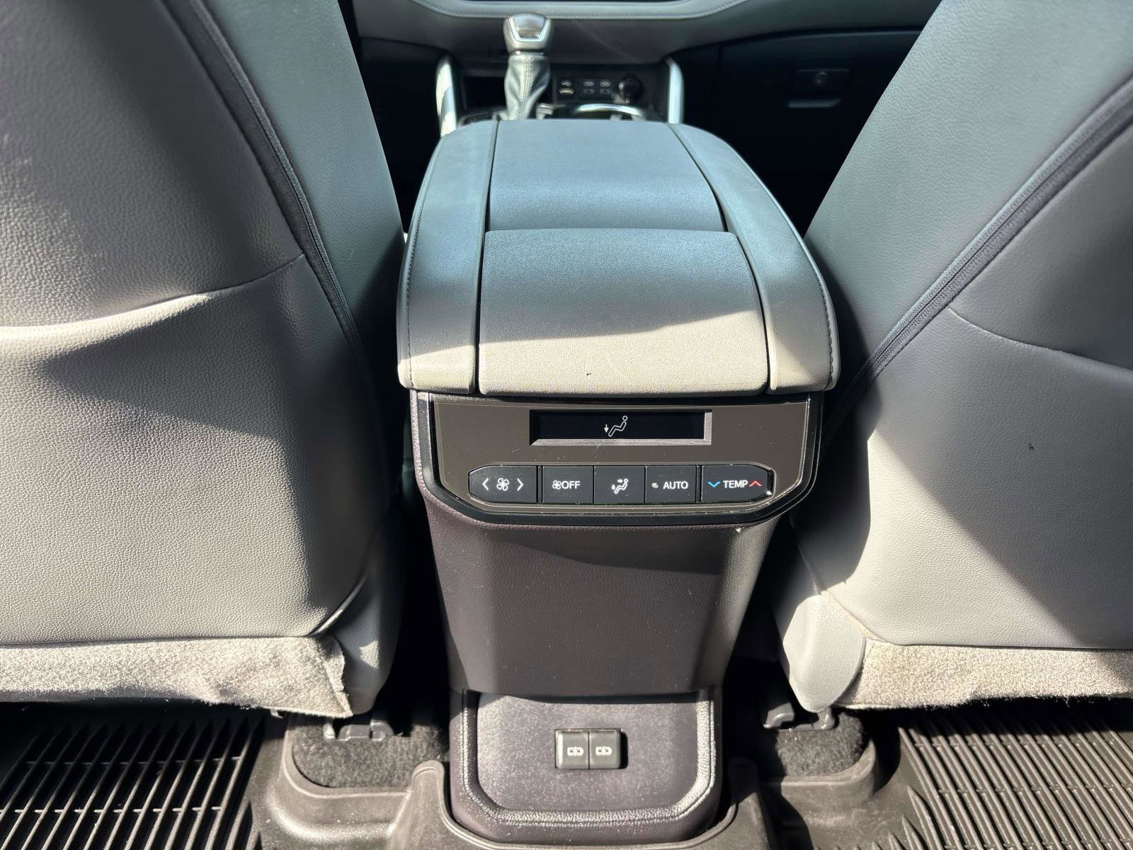 Used 2022 Toyota Highlander XLE AWD/4WD image 13
