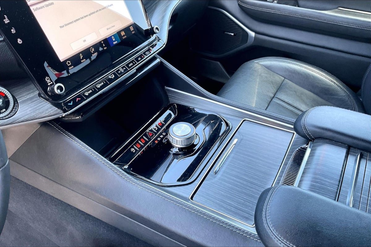Used 2024 Jeep Wagoneer L Series II RWD image 15