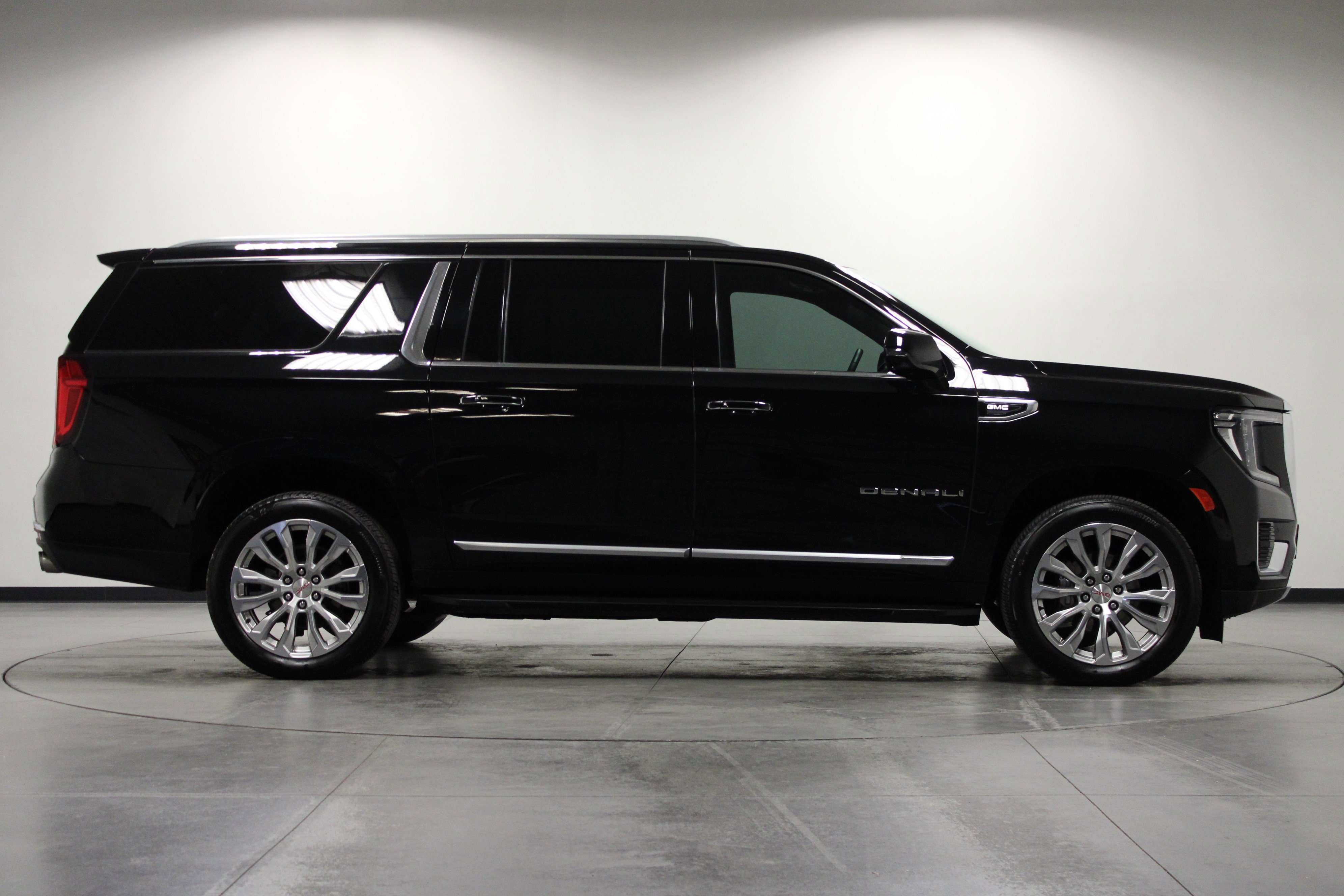 Used 2024 GMC Yukon XL Denali image 3
