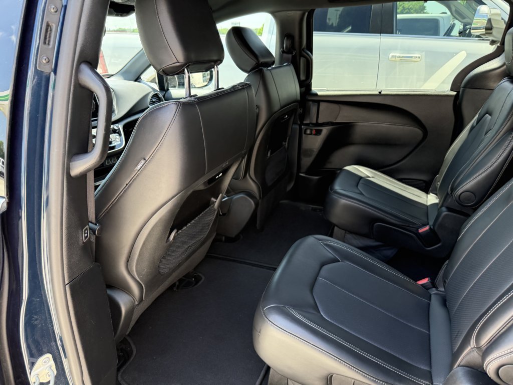 Used 2025 Chrysler Pacifica Select FWD image 12