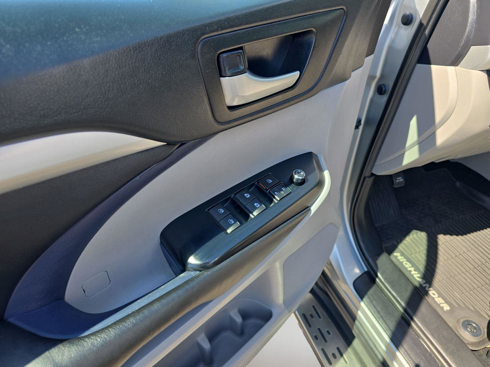 Used 2019 Toyota Highlander XLE image 23