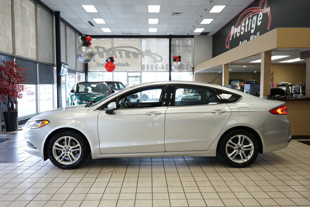 Used 2018 Ford Fusion SE w/ Fusion SE Technology Package FWD image 3
