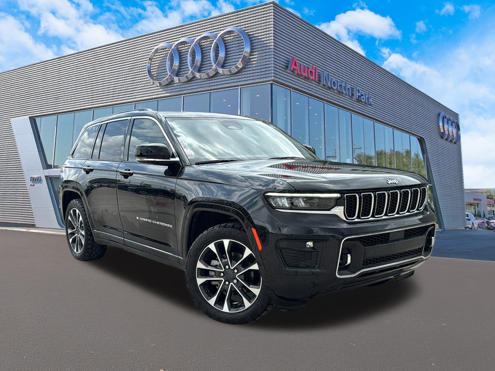 Used 2022 Jeep Grand Cherokee Overland w/ Luxury Tech Group IV AWD/4WD image 1