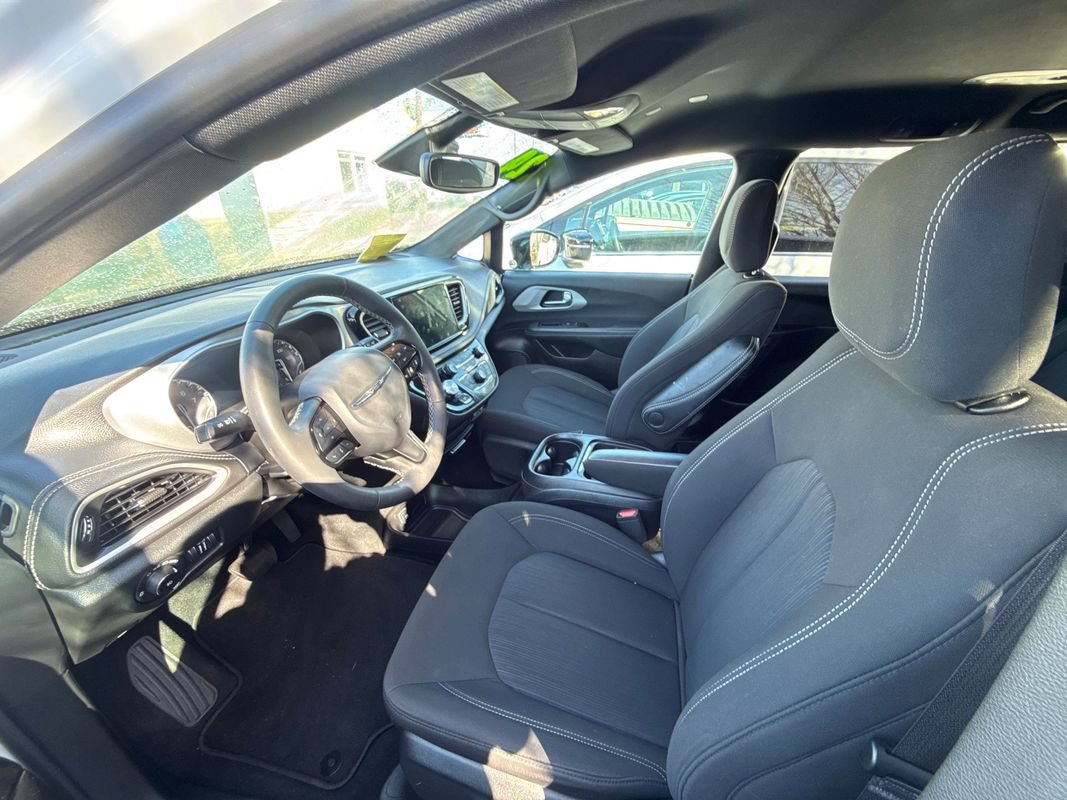 Used 2024 Chrysler Pacifica Touring FWD image 15