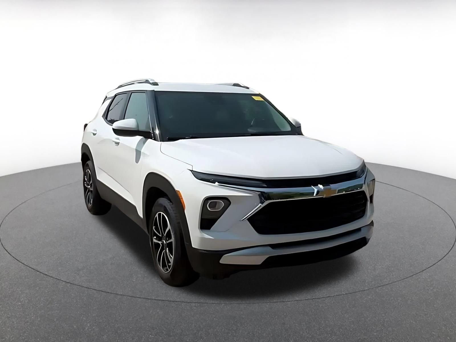 Used 2025 Chevrolet TrailBlazer LT FWD image 3