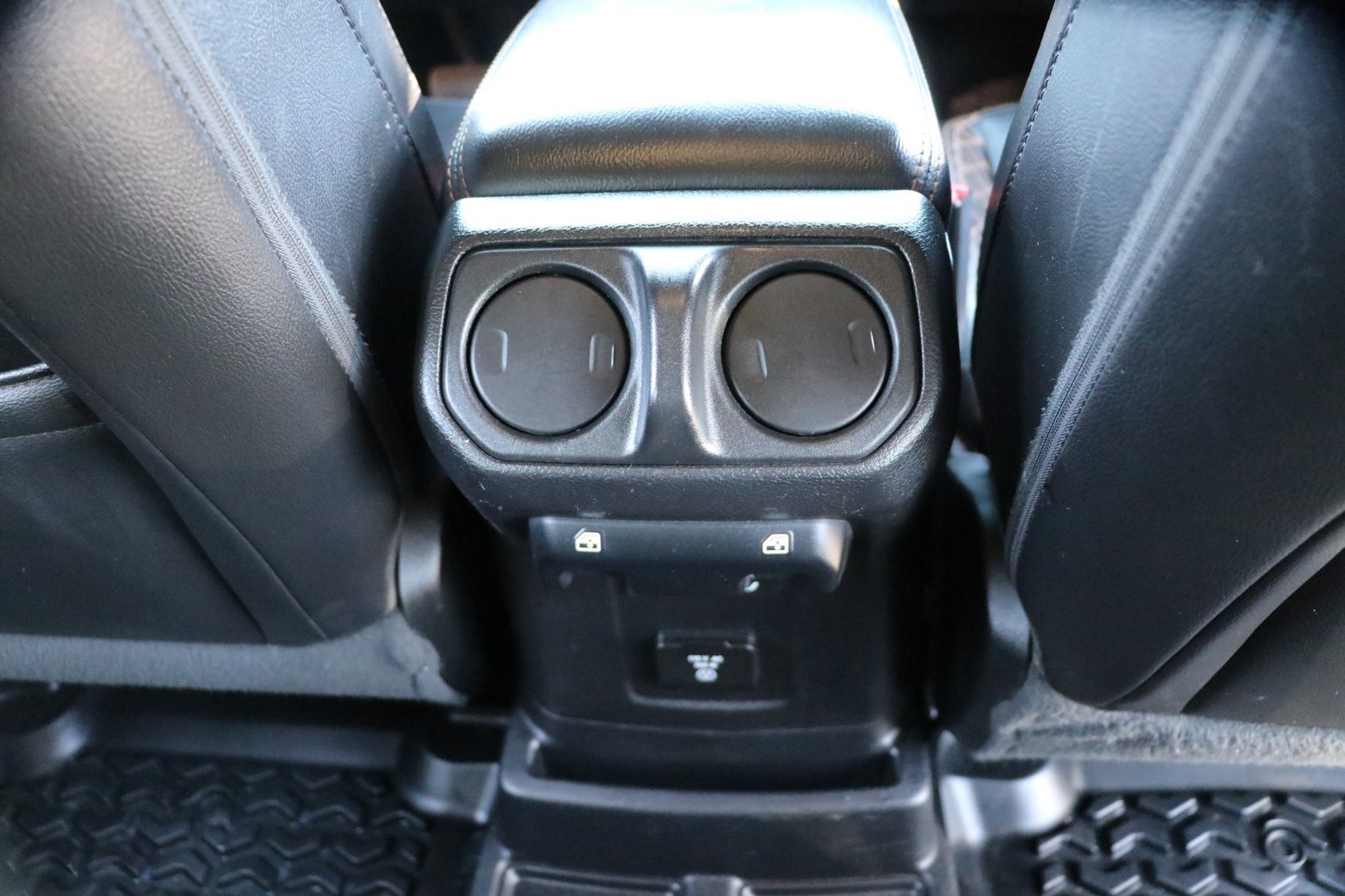 Used 2020 Jeep Wrangler Unlimited Sahara AWD/4WD image 31