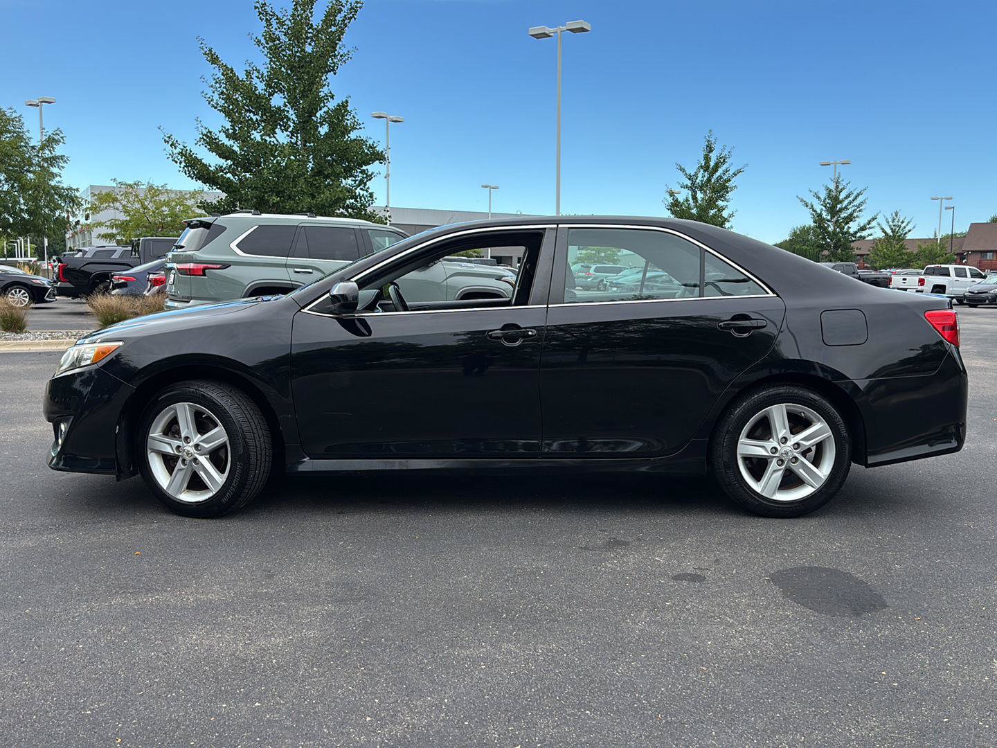 Used 2012 Toyota Camry SE FWD image 2