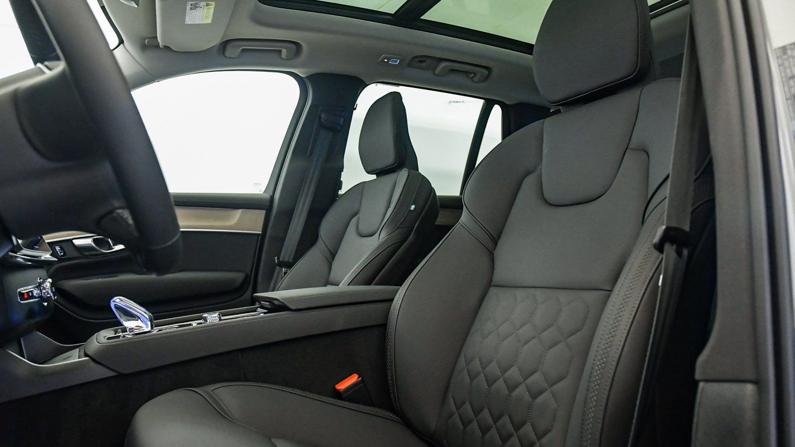 Certified 2025 Volvo XC90 B6 Core w/ Protection Package Premier image 22