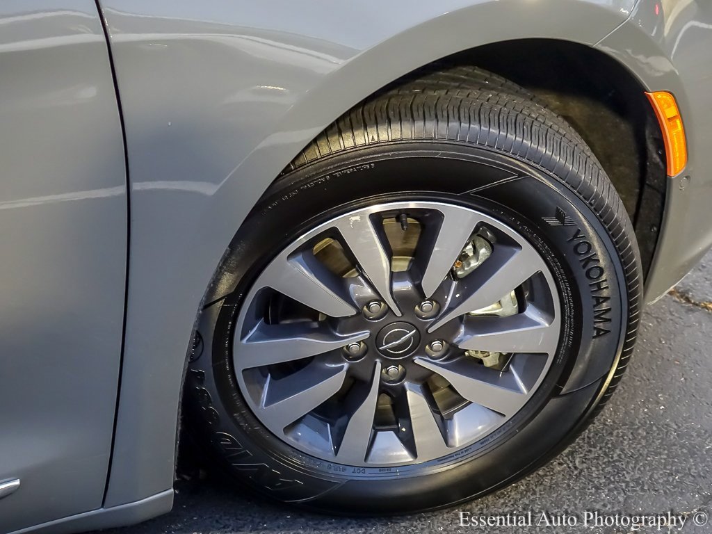 Used 2022 Chrysler Pacifica Limited w/ Uconnect Theater Family Group image 13