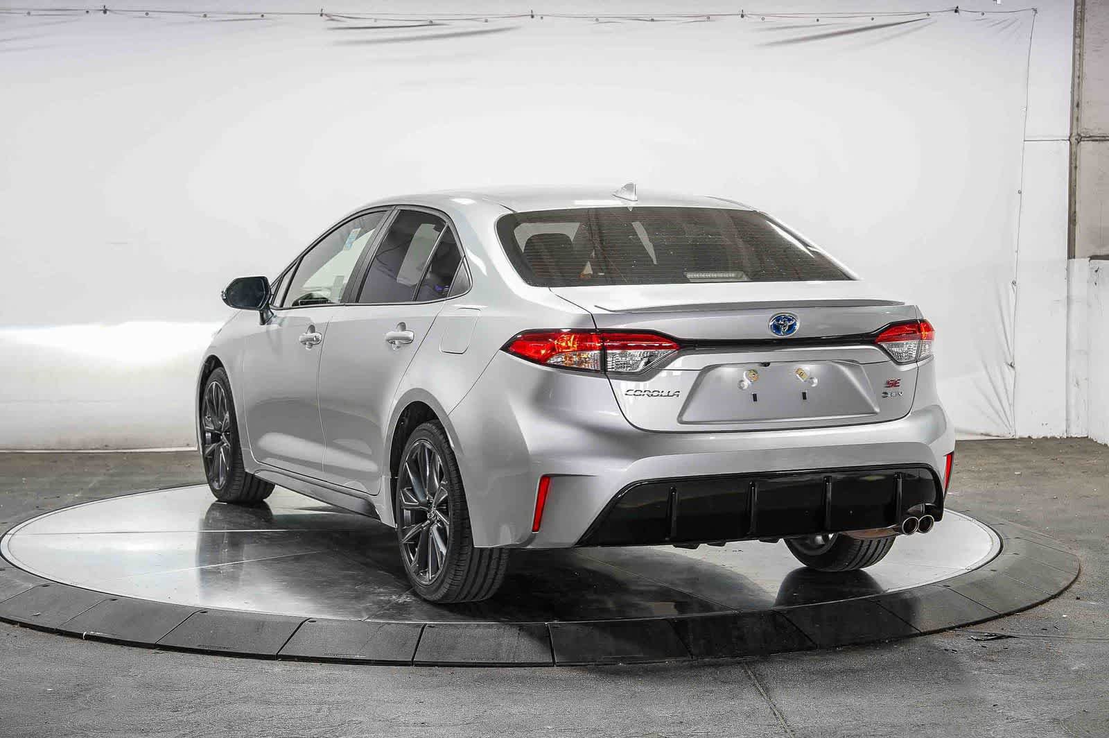 Used 2025 Toyota Corolla SE w/ SE Premium Package FWD image 2