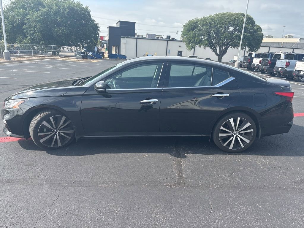 Used 2020 Nissan Altima 2.0 Platinum FWD image 2