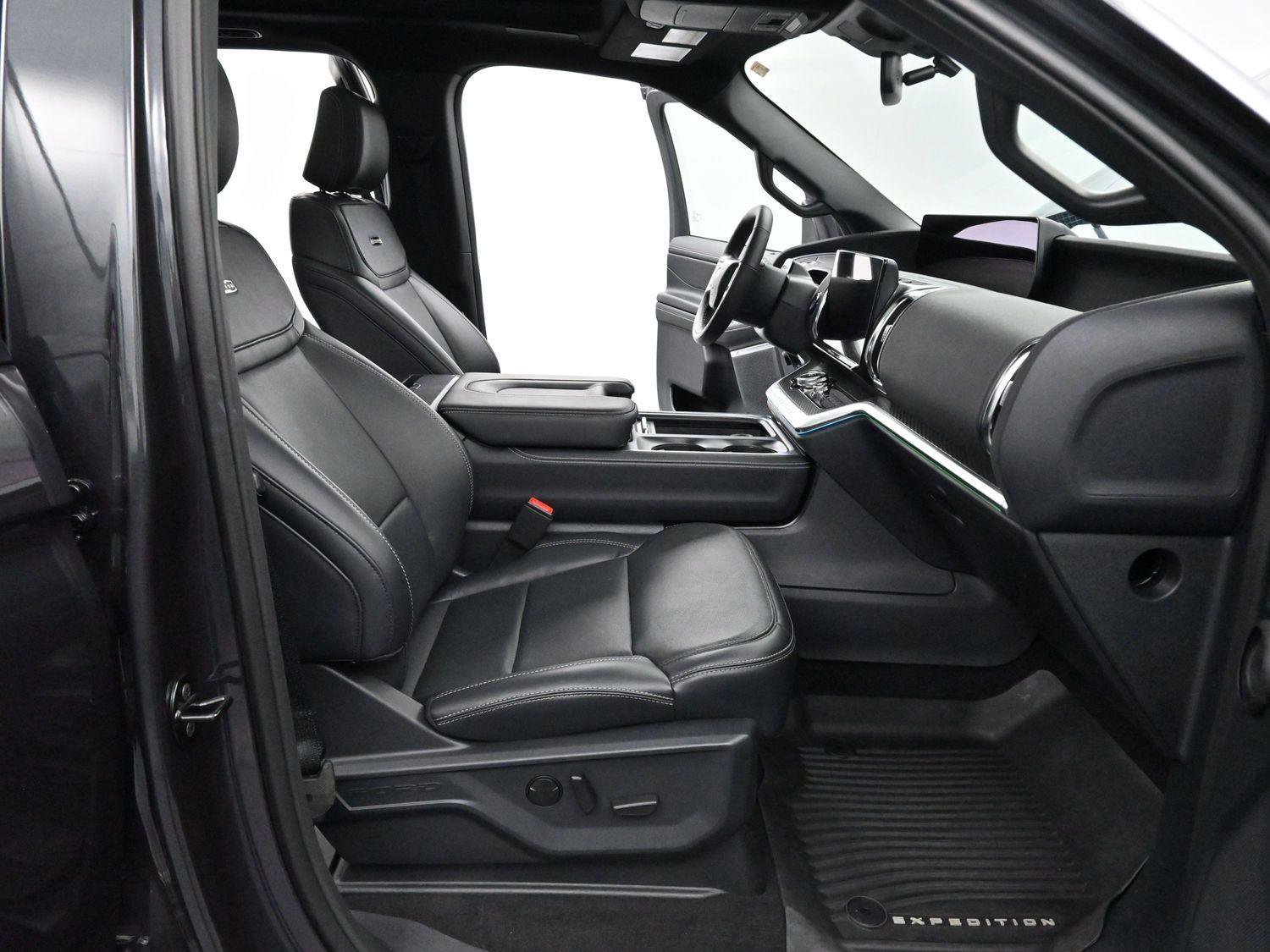 Used 2025 Ford Expedition Platinum w/ Stealth Performance Package image 40