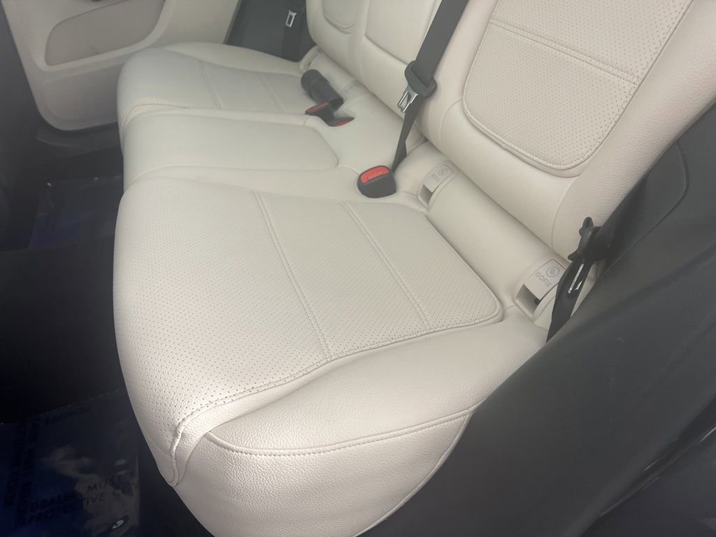 Used 2024 Mercedes-Benz GLC 300 4MATIC image 23