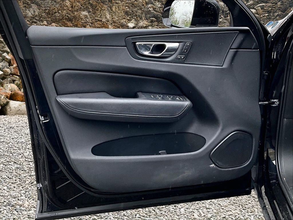 Used 2018 Volvo XC60 T6 Momentum w/ Convenience Package image 19