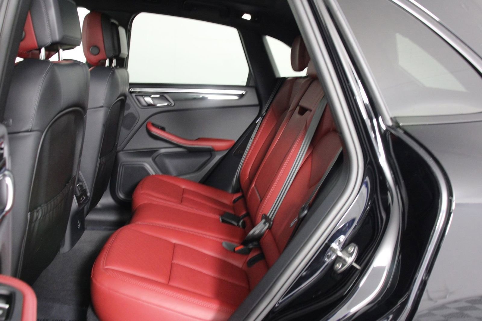 Certified 2025 Porsche Macan image 33