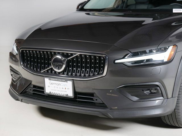 Used 2025 Volvo V60 B5 Cross Country Plus image 27