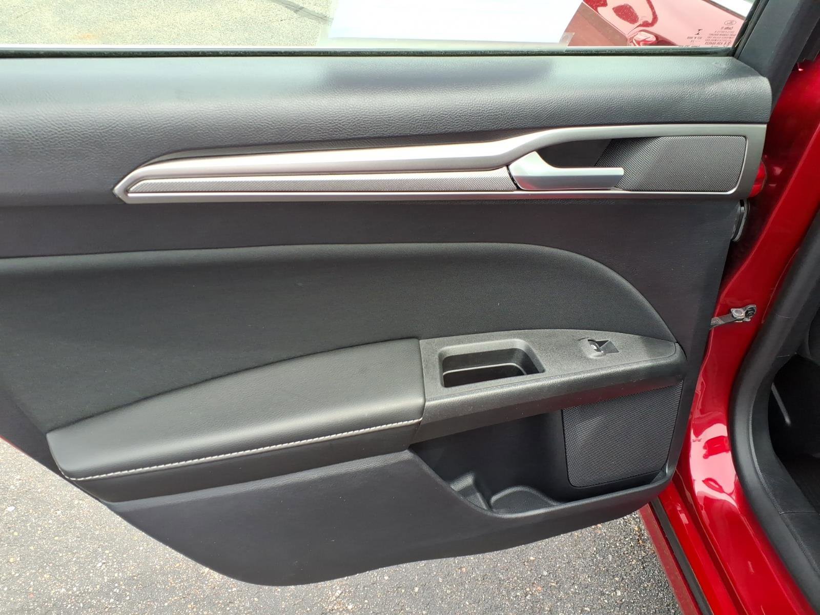 Used 2020 Ford Fusion SE AWD/4WD image 7