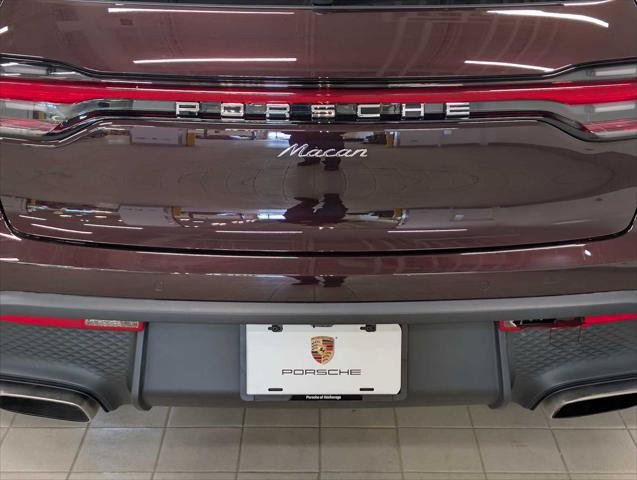 Used 2025 Porsche Macan AWD/4WD image 16