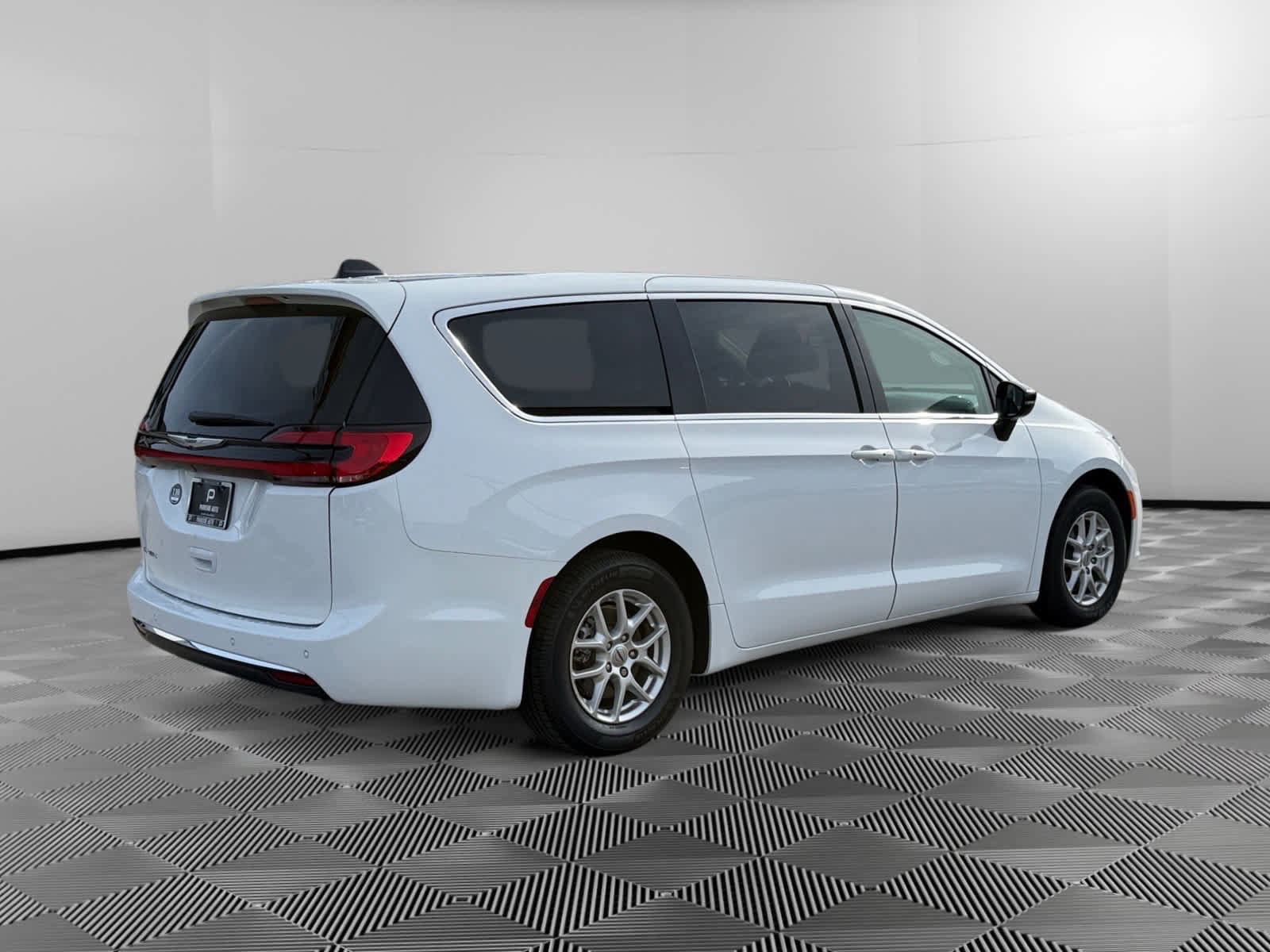 Used 2024 Chrysler Pacifica Touring-L image 5