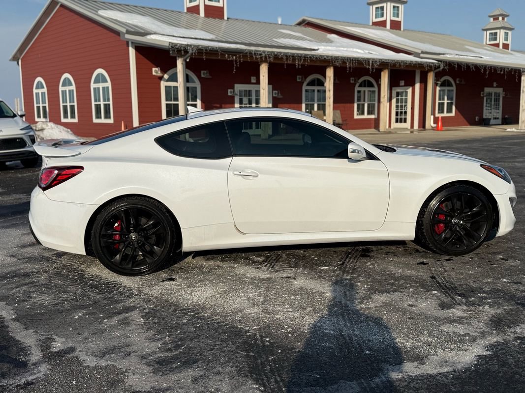 Used 2016 Hyundai Genesis Coupe 3.8 image 4