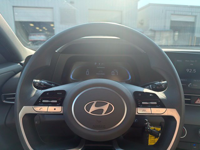 Used 2024 Hyundai Elantra SE FWD image 12