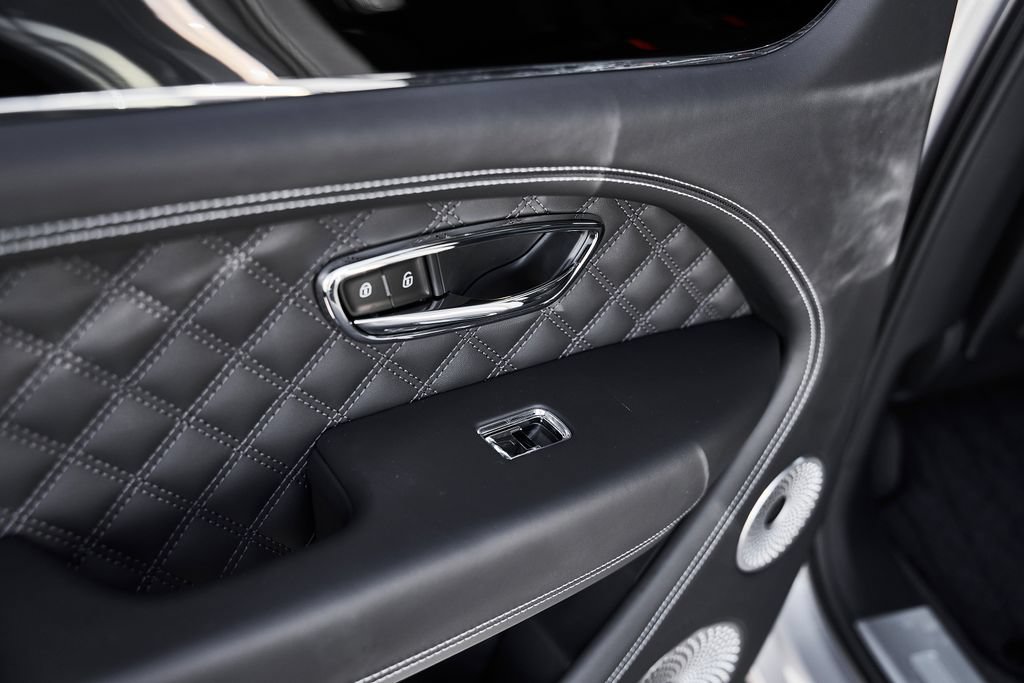 Used 2025 Bentley Bentayga AWD/4WD image 50
