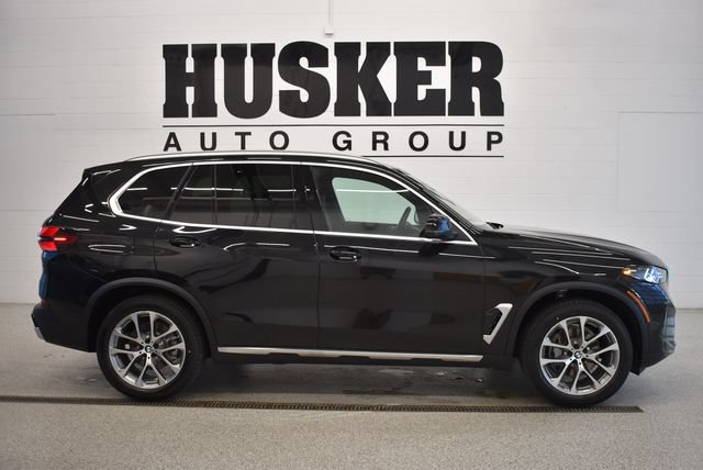New 2026 BMW X5 xDrive40i w/ Premium Package AWD/4WD image 2