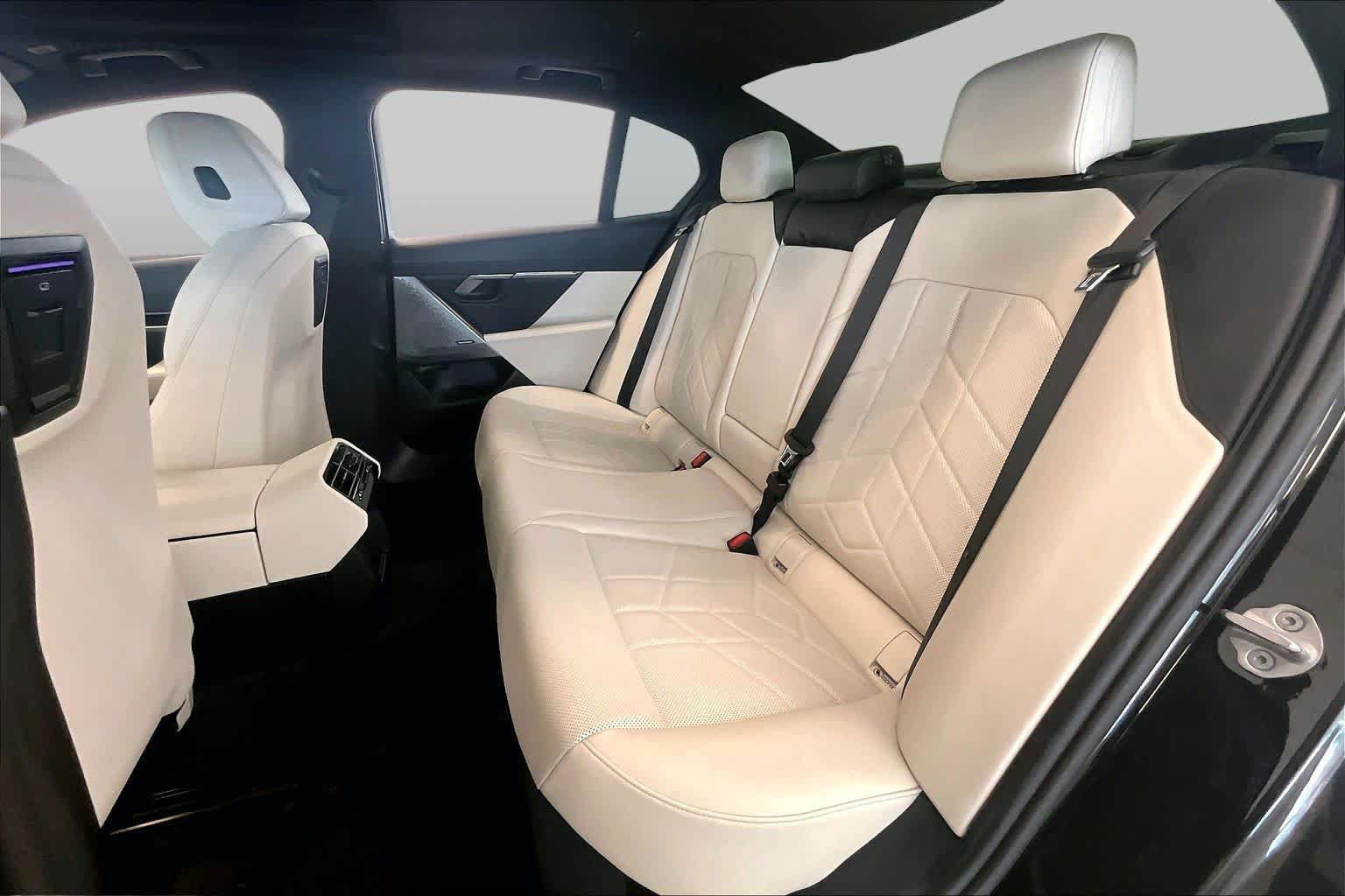 Used 2024 BMW 530i w/ Premium Package RWD image 17