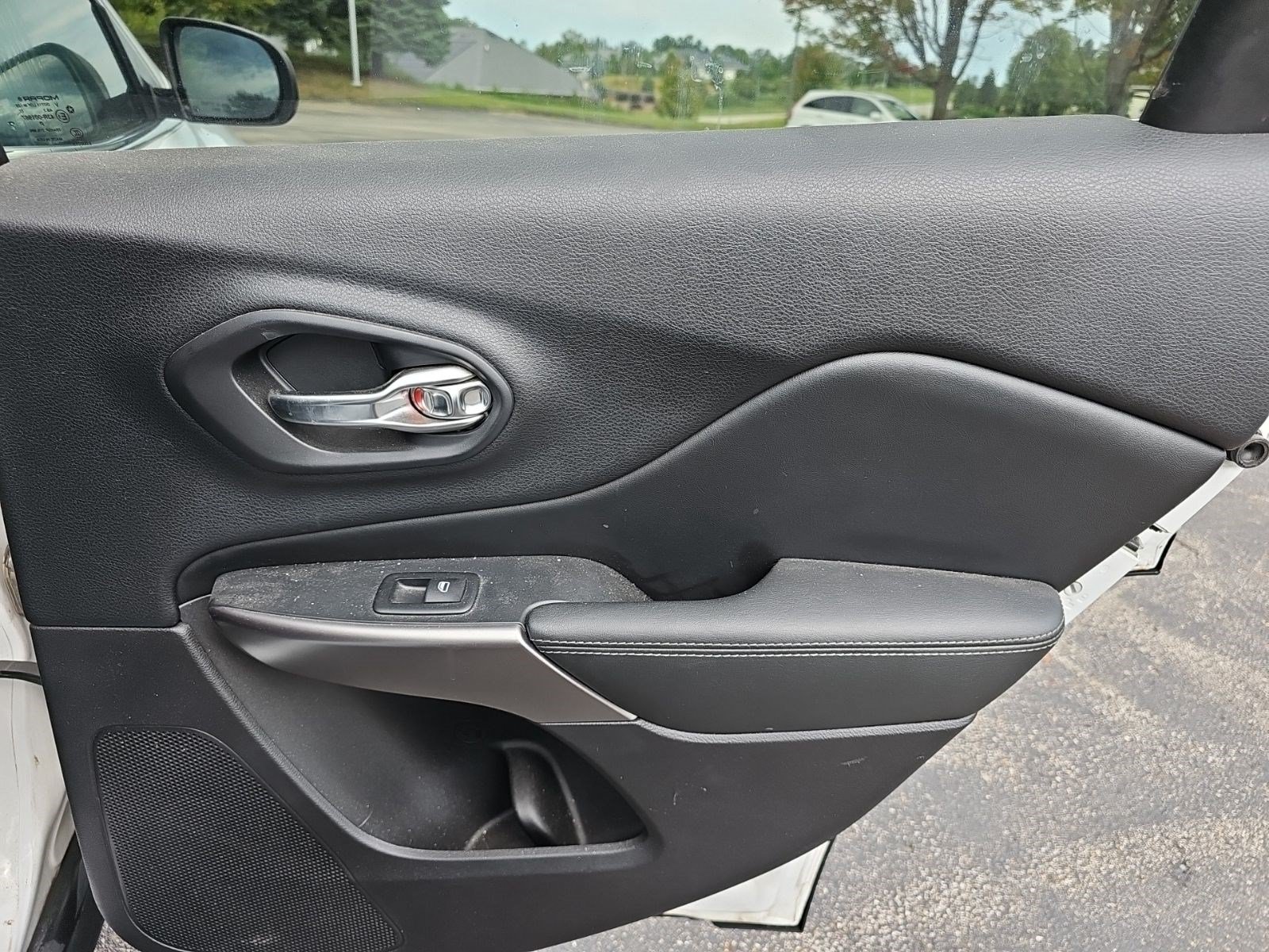 Used 2019 Jeep Cherokee Limited AWD/4WD image 15