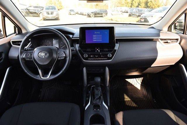 Used 2025 Toyota Corolla Cross LE image 8