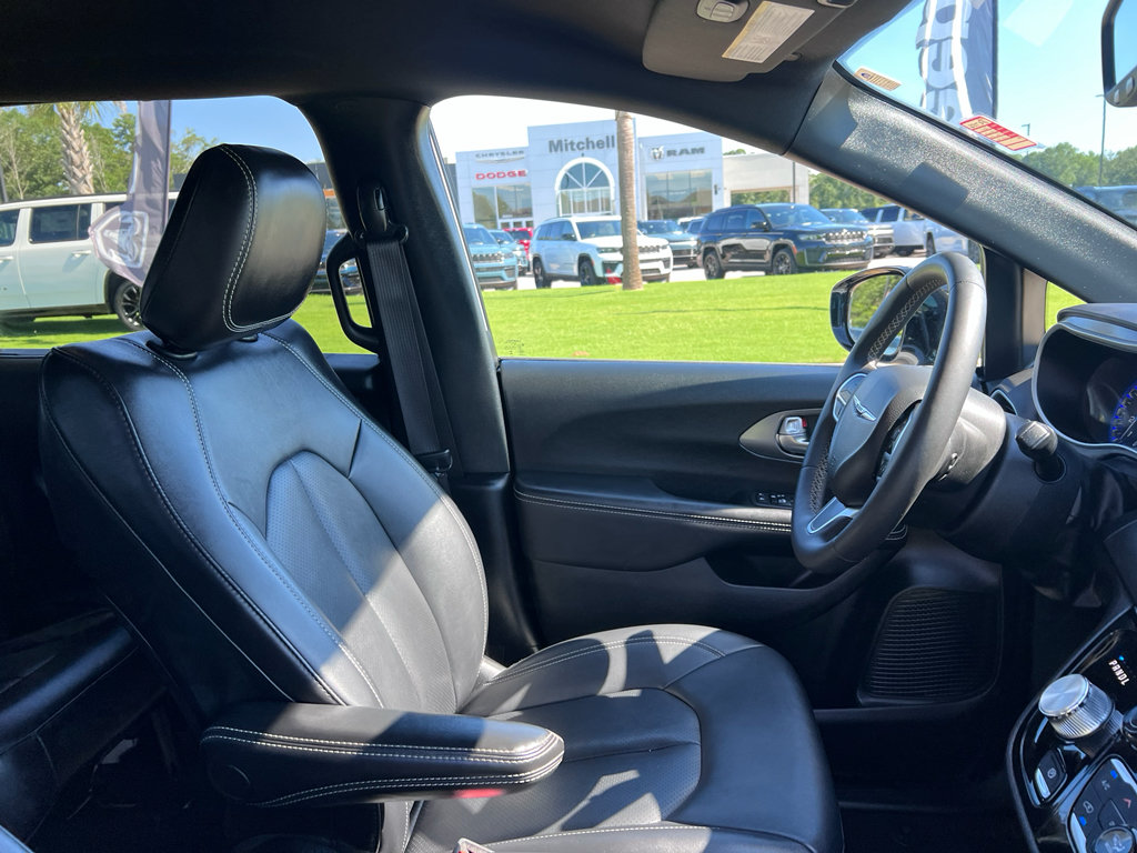 Used 2025 Chrysler Pacifica Select FWD image 20