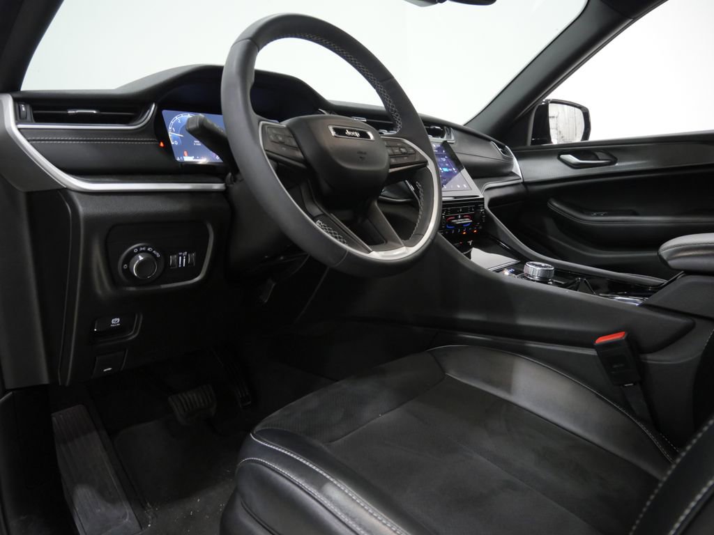 Used 2023 Jeep Grand Cherokee Altitude image 11