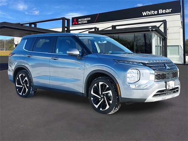 Used 2023 Mitsubishi Outlander SE image 1