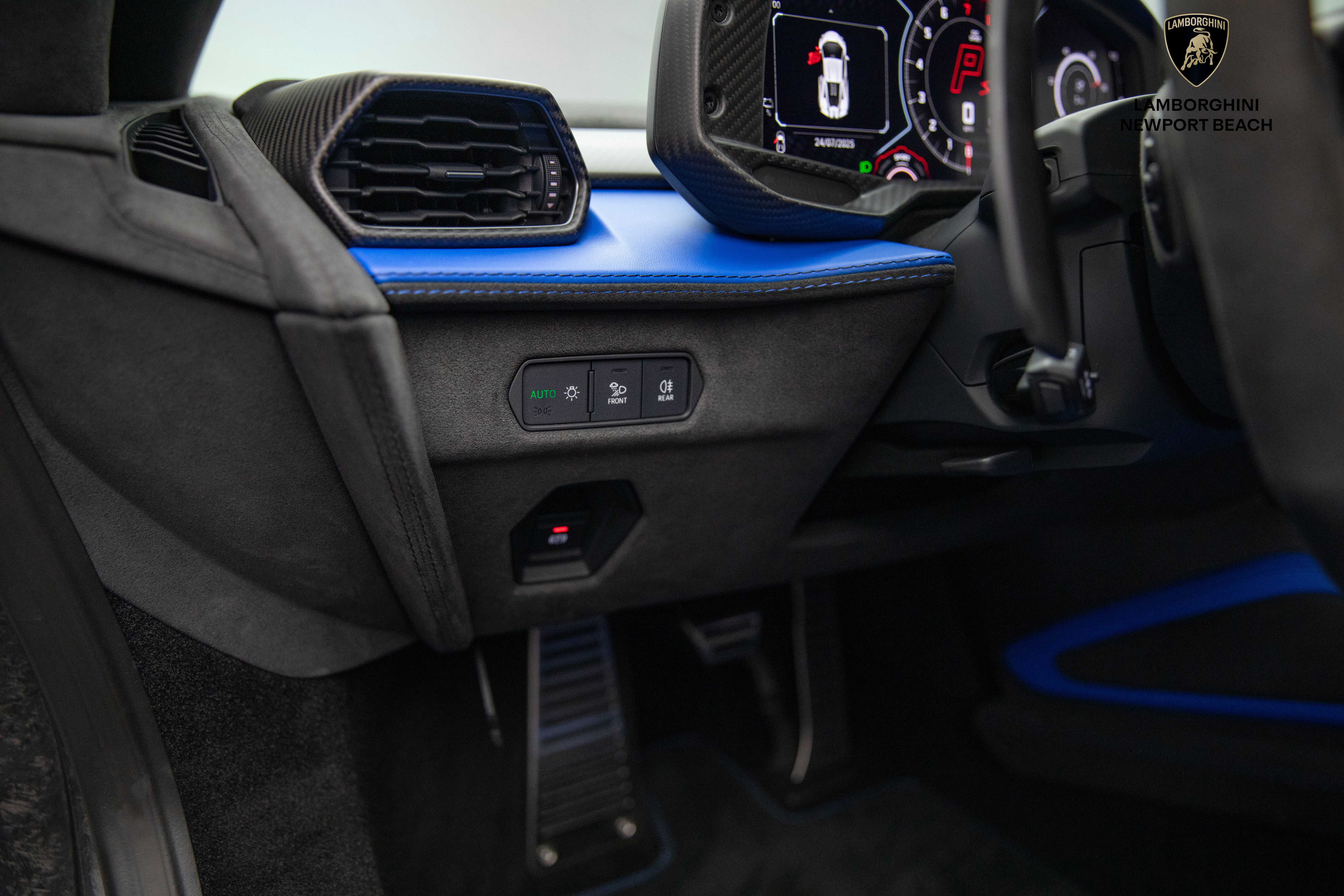 Used 2024 Lamborghini Revuelto image 39