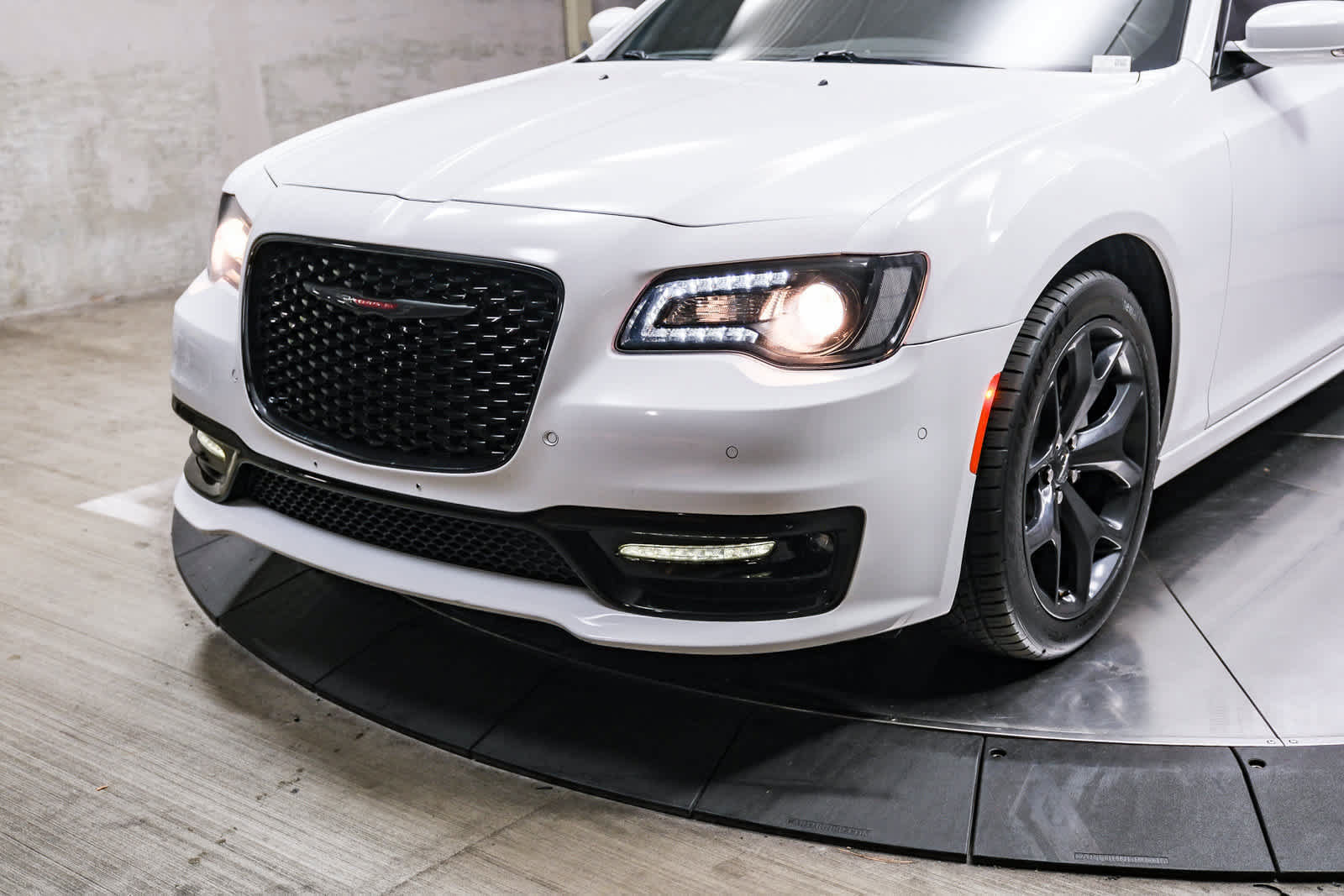 Used 2021 Chrysler 300 S w/ S Model Appearance Package RWD image 11